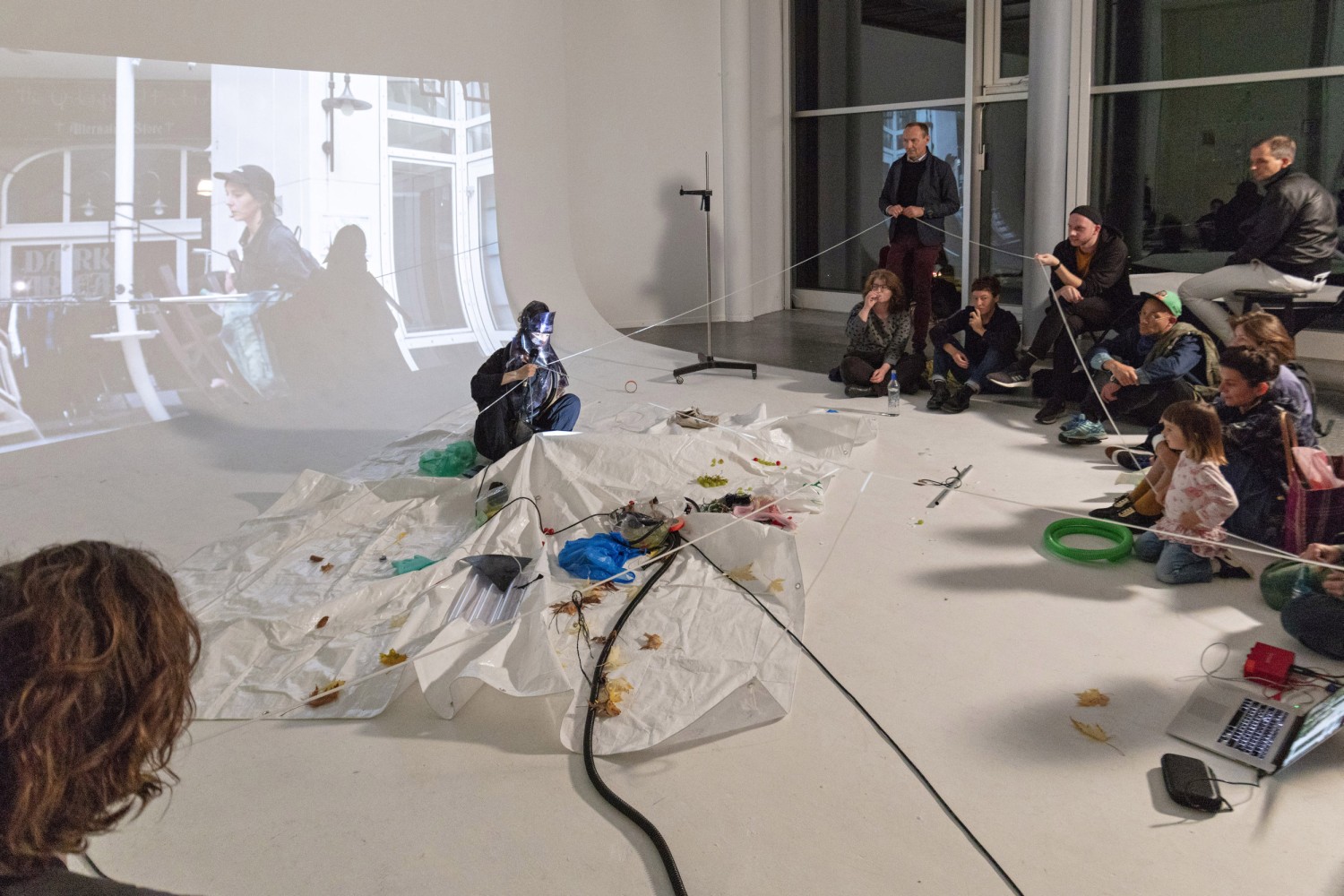 Ayla Pierrot Arendt zeigt ihre Performance "Octopussy on Tour". Die Künstlerin entwirft mit Octopussy Klanglandschaften, die sich aus Sprachfragmenten, elektronischen Musiksequenzen sowie digitalem Bildmaterial zusammensetzen. Arendt referiert in ihrer Performance auf Orte der Gemeinschaft, um Erfahrungen unterschiedlich erlebter Lebenswirklichkeiten zusammenzuführen.