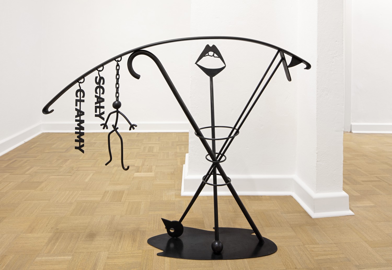 Ein Objekt der vierteiligen Werkreihe "Ballustrade" von Julie Béna aus dem Jahr 2020, das aus schwarz beschichtetem Stahl besteht und im Raum platziert ist. Den Objekten kommt Autonomie und Funktion gleichermaßen zu, sie sind Bild und tatsächlich Balustrade zugleich.