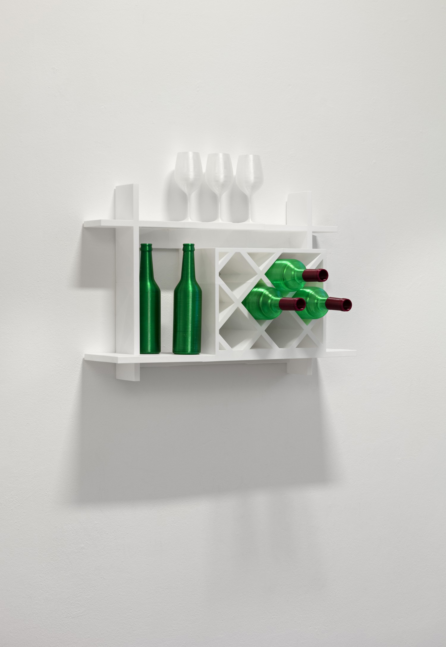 Ein 3D-gedrucktes weißes Wandregal, in dem 3D-gedruckte grüne Flaschen und weiße Gläser stehen.