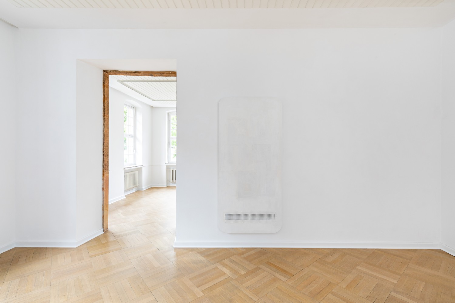 Die Arbeit „Ghost“ von Leda Bourgogne besteht aus Lack, Zeitungspapier auf Holz und Aluminium. Durch das weiße Gitter am unteren Bildrand lässt sich die das Werk tragende Wand erkennen.