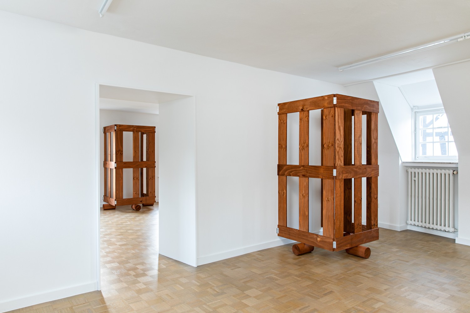 Wooden gates were also installed on the upper floor. One in the front room and two in the back, with only the frontmost and the rearmost visible in the exhibition view. In general, no more than two gates can be seen at any one time.