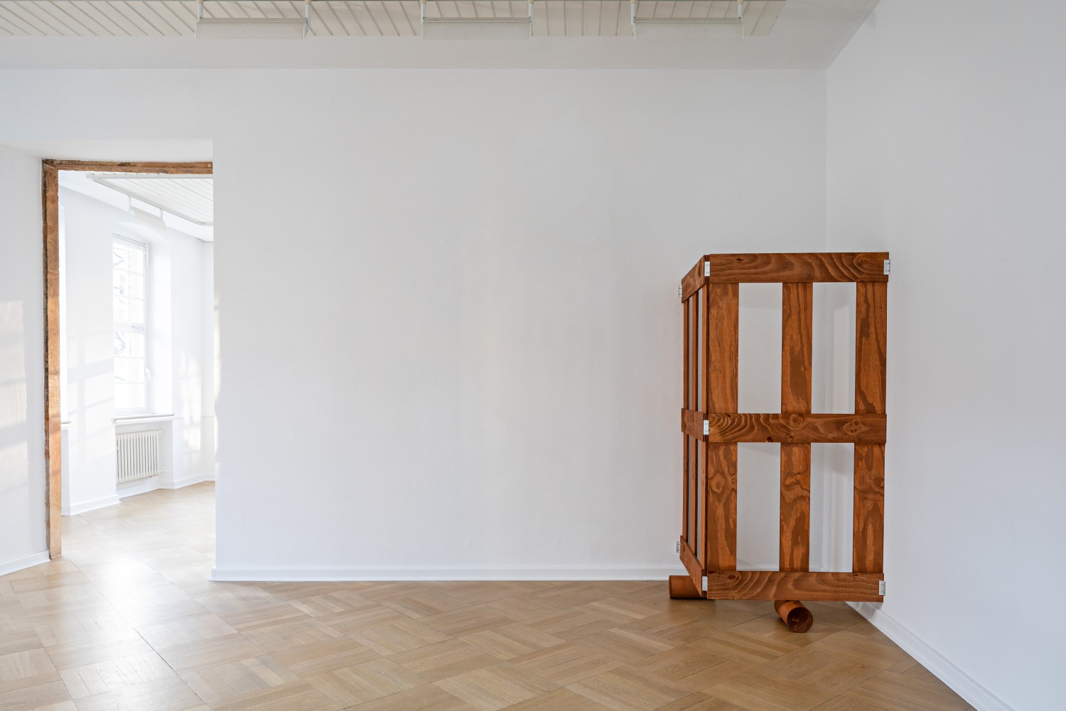 In the next room, the two-sided wooden gate continues. Here, too, it stands on two wooden rollers and the open sides are mounted on the wall.