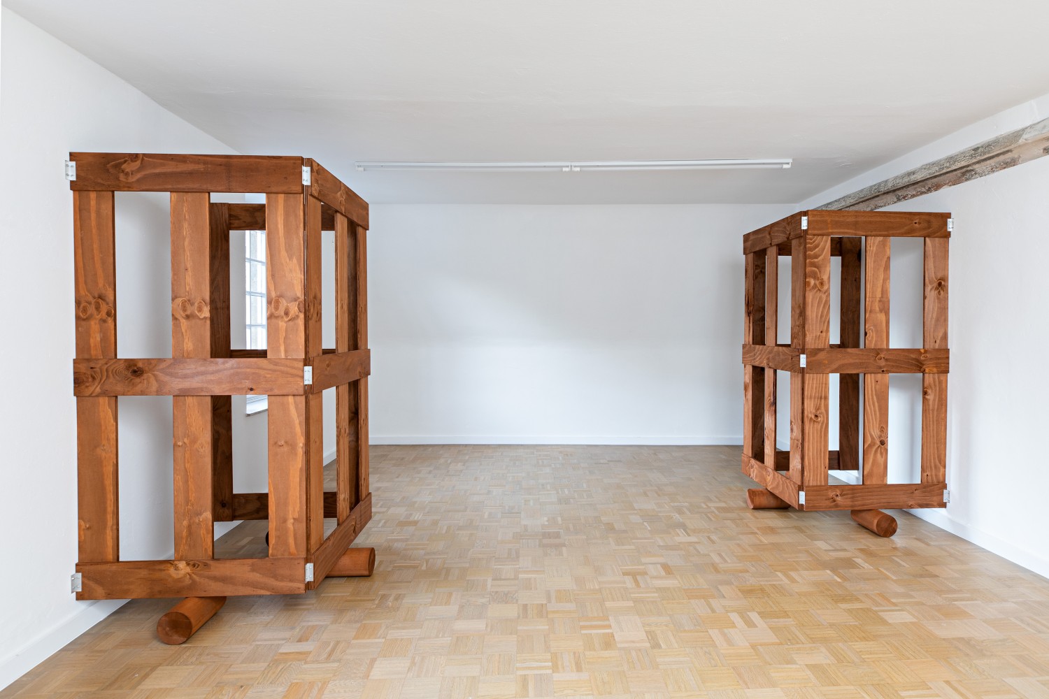The small room on the upper floor is the only one in the entire exhibition where two gates face each other. They do not mirror each other, however, but can rather be understood as a continuation of the respective other part.
