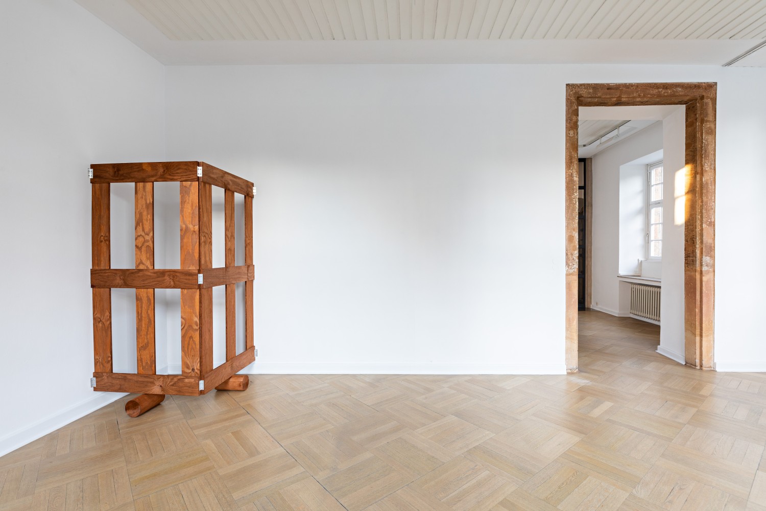 Back to the first object: the grid-like arrangement of the wooden gates now becomes clear. Even if one cannot see the object in the other room through the wall, it is now possible to imagine how the gate continues across walls and thus creates its own spaces.